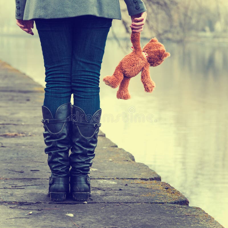 Μόνο κορίτσι με τη teddy αρκούδα κοντά στον ποταμό στοκ φωτογραφία με δικαίωμα ελεύθερης χρήσης Μόνο κορίτσι με τη teddy αρκούδα κοντά στον ποταμό στοκ φωτογραφία με δικαίωμα ελεύθερης χρήσης
