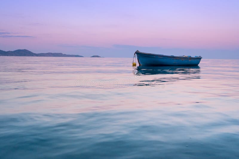 Μόνο παραδοσιακό ελληνικό αλιευτικό σκάφος στο θαλάσσιο νερό στοκ φωτογραφίες με δικαίωμα ελεύθερης χρήσης Μόνο παραδοσιακό ελληνικό αλιευτικό σκάφος στο θαλάσσιο νερό στοκ φωτογραφίες με δικαίωμα ελεύθερης χρήσης