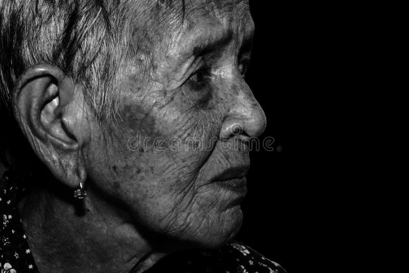 Μόνος ανώτερος λυπημένος καταθλιπτικός πορτρέτου γυναικών, συγκίνηση, συναισθήματα, στοχαστικός, ανώτερα, ηλικιωμένη γυναίκα, περ στοκ εικόνα με δικαίωμα ελεύθερης χρήσης Μόνος ανώτερος λυπημένος καταθλιπτικός πορτρέτου γυναικών, συγκίνηση, συναισθήματα, στοχαστικός, ανώτερα, ηλικιωμένη γυναίκα, περ στοκ εικόνα με δικαίωμα ελεύθερης χρήσης