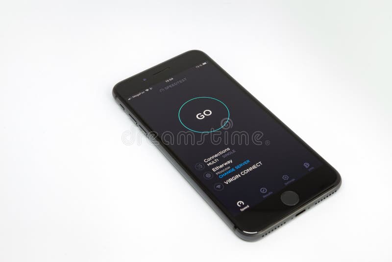 Μόσχα/Ρωσία - 13 Ιουλίου 2019: Μαύρο iPhone 8 συν σε ένα άσπρο υπόβαθρο Στην οθόνη, το πρόγραμμα Speedtest στοκ φωτογραφίες με δικαίωμα ελεύθερης χρήσης Μόσχα/Ρωσία - 13 Ιουλίου 2019: Μαύρο iPhone 8 συν σε ένα άσπρο υπόβαθρο Στην οθόνη, το πρόγραμμα Speedtest στοκ φωτογραφίες με δικαίωμα ελεύθερης χρήσης