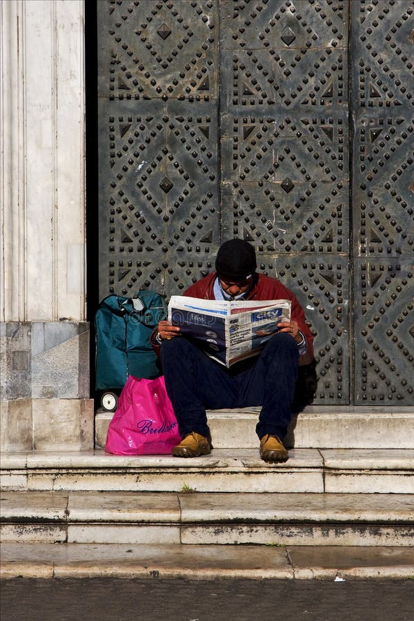 Νάπολη και μια άστεγη ανάγνωση μια εφημερίδα στοκ εικόνες