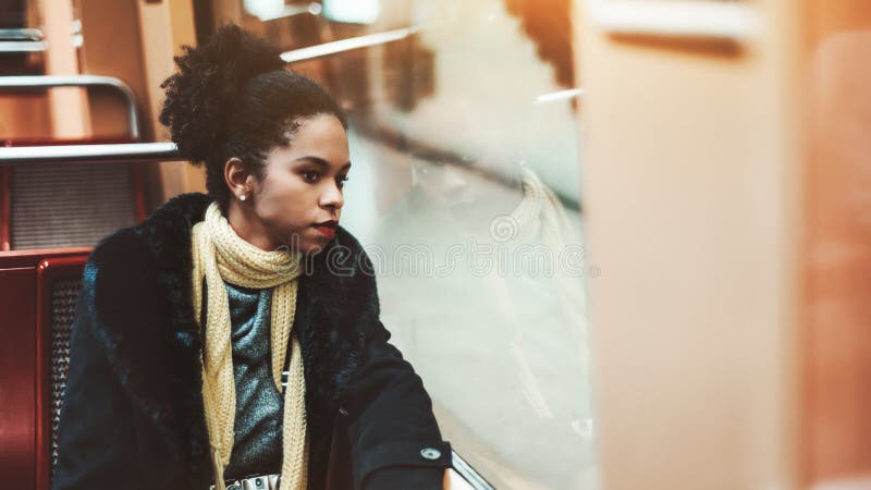 Νέα biracial γυναίκα σε ένα αυτοκίνητο μετρό