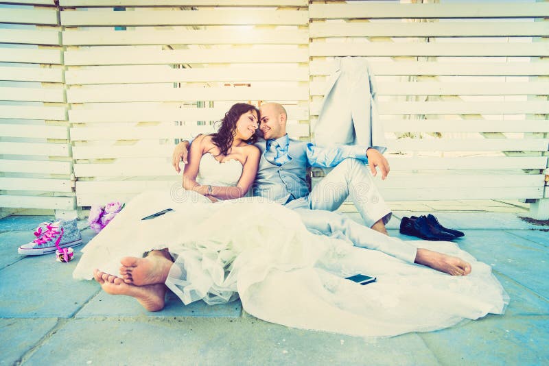Νέα newlyweds που έχουν ένα συναισθηματικό υπόλοιπο μαζί μετά από το γάμο στοκ φωτογραφία
