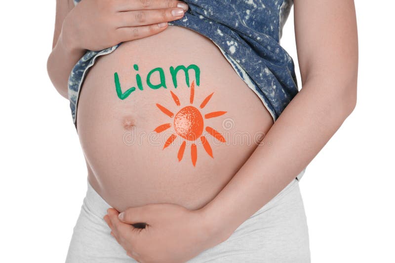 Νέα έγκυος γυναίκα με το όνομα LIAM που γράφεται σε tummy της, κινηματογράφηση σε πρώτο πλάνο στοκ εικόνα Νέα έγκυος γυναίκα με το όνομα LIAM που γράφεται σε tummy της, κινηματογράφηση σε πρώτο πλάνο στοκ εικόνα