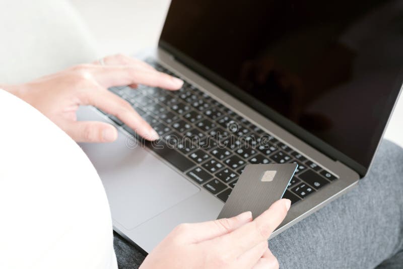 Νέα έγκυος γυναίκα που χρησιμοποιεί το lap-top για on-line να ψωνίσει και holdin στοκ φωτογραφίες Νέα έγκυος γυναίκα που χρησιμοποιεί το lap-top για on-line να ψωνίσει και holdin στοκ φωτογραφίες
