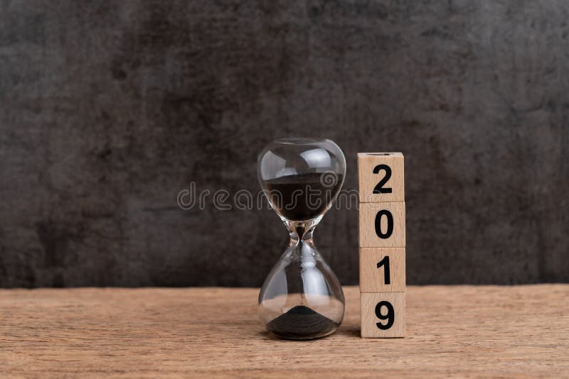 Νέα 2019 έννοια στόχων χρονικών αντίστροφης μέτρησης ή επιχειρήσεων έτους, hourglas στοκ εικόνες Νέα 2019 έννοια στόχων χρονικών αντίστροφης μέτρησης ή επιχειρήσεων έτους, hourglas στοκ εικόνες