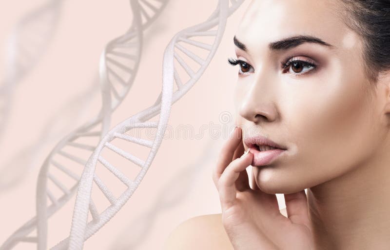Νέα αισθησιακή γυναίκα με το vitiligo στις αλυσίδες DNA στοκ φωτογραφία με δικαίωμα ελεύθερης χρήσης Νέα αισθησιακή γυναίκα με το vitiligo στις αλυσίδες DNA στοκ φωτογραφία με δικαίωμα ελεύθερης χρήσης