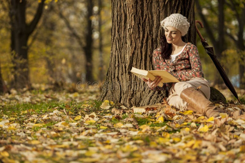 Νέα ανάγνωση γυναικών στο δάσος φθινοπώρου