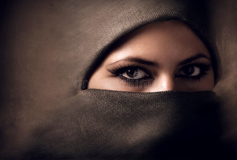 Νέα αραβική γυναίκα στο hijab τονισμός
