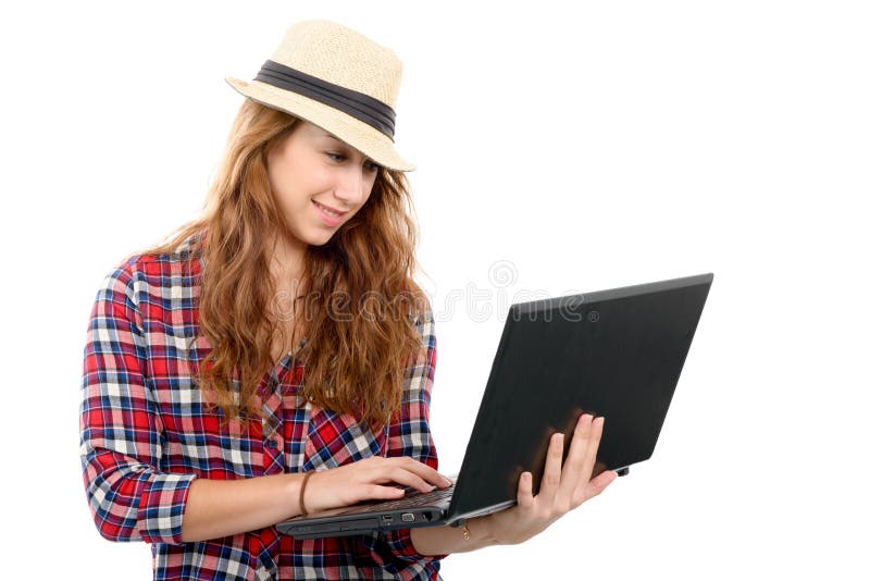 Νέα γυναίκα με το χαμόγελο του lap-top εκμετάλλευσης προσώπου που απομονώνεται στο άσπρο β στοκ εικόνα Νέα γυναίκα με το χαμόγελο του lap-top εκμετάλλευσης προσώπου που απομονώνεται στο άσπρο β στοκ εικόνα