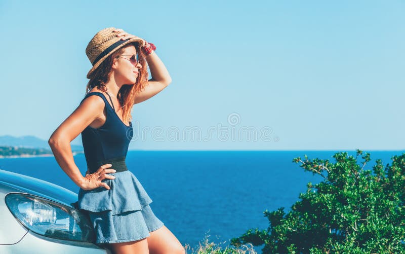 Νέα γυναίκα που απολαμβάνει τη θέα στοκ εικόνες με δικαίωμα ελεύθερης χρήσης Νέα γυναίκα που απολαμβάνει τη θέα στοκ εικόνες με δικαίωμα ελεύθερης χρήσης