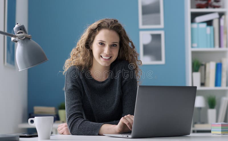 Νέα γυναίκα που συνδέει με το lap-top της στοκ φωτογραφίες με δικαίωμα ελεύθερης χρήσης Νέα γυναίκα που συνδέει με το lap-top της στοκ φωτογραφίες με δικαίωμα ελεύθερης χρήσης