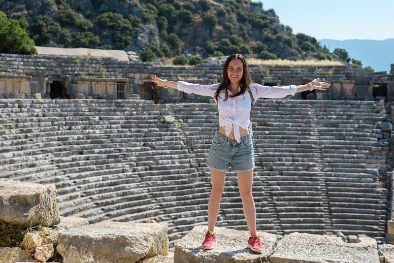 Νέα γυναίκα στις καταστροφές ενός αρχαίου ρωμαϊκού αμφιθεάτρου σε Demre Τουρκία, στοκ εικόνα Νέα γυναίκα στις καταστροφές ενός αρχαίου ρωμαϊκού αμφιθεάτρου σε Demre Τουρκία, στοκ εικόνα