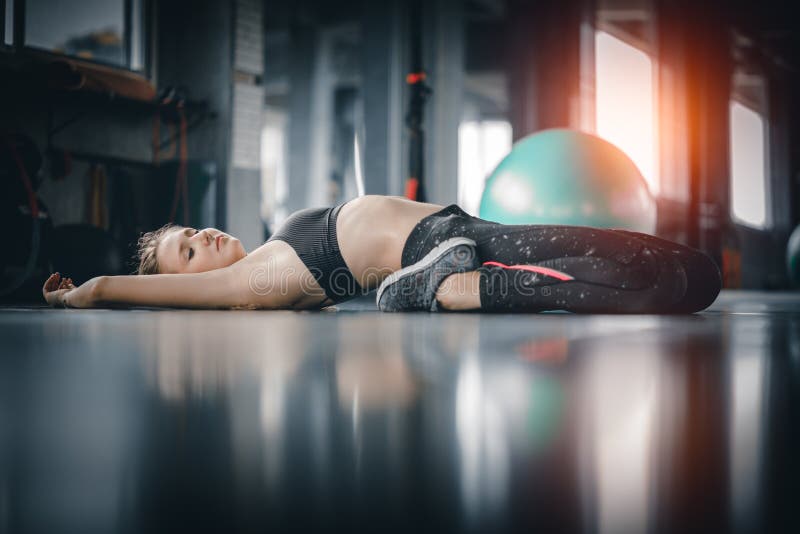 Νέα ελκυστική άσκηση ικανότητας γυναικών workout στη γυμναστική Γυναίκα ST στοκ εικόνα
