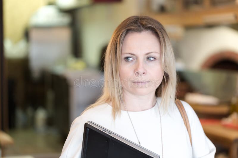 Νέα ενήλικη επιχειρησιακή γυναίκα που κοιτάζει μακριά στοκ φωτογραφίες με δικαίωμα ελεύθερης χρήσης
