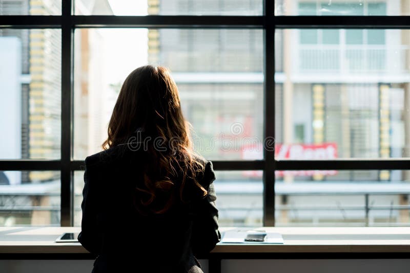 Νέα επιχειρηματίας που εργάζεται με το κινητό γραφείο lap-top και documentsin, επιχειρησιακή έννοια στοκ φωτογραφία με δικαίωμα ελεύθερης χρήσης Νέα επιχειρηματίας που εργάζεται με το κινητό γραφείο lap-top και documentsin, επιχειρησιακή έννοια στοκ φωτογραφία με δικαίωμα ελεύθερης χρήσης