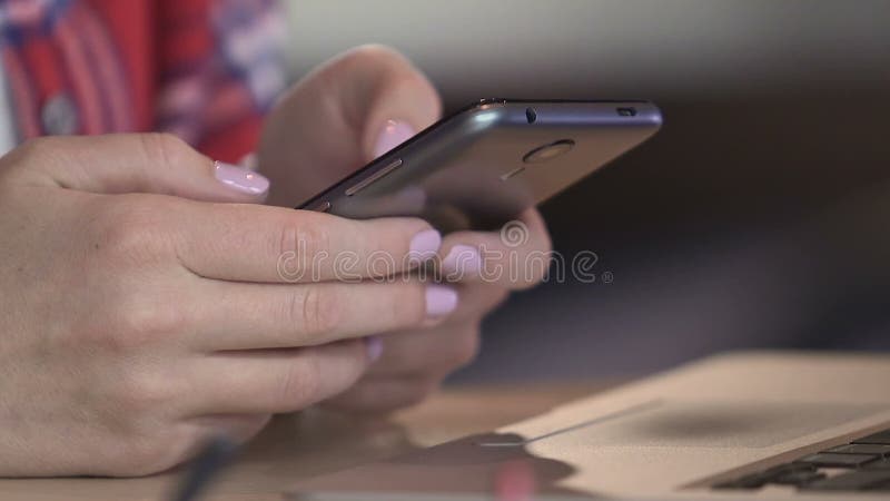 Νέα θηλυκά χέρια που τυλίγουν ιστοσελίδας στο smartphone, γυναίκα που βλέπει τα κοινωνικά μέσα απόθεμα βίντεο