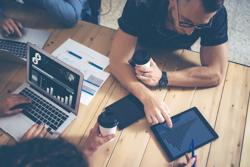 Νέα διαδικασία συνεδρίασης του 'brainstorming' επιχειρησιακής ομάδας Πρόγραμμα μάρκετινγκ ξεκινήματος συναδέλφων Δημιουργικοί άνθ στοκ φωτογραφία με δικαίωμα ελεύθερης χρήσης Νέα διαδικασία συνεδρίασης του 'brainstorming' επιχειρησιακής ομάδας Πρόγραμμα μάρκετινγκ ξεκινήματος συναδέλφων Δημιουργικοί άνθ στοκ φωτογραφία με δικαίωμα ελεύθερης χρήσης