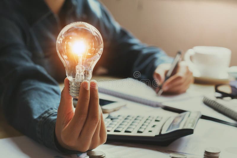 νέα ιδέα και δημιουργική έννοια για το λι εκμετάλλευσης χεριών επιχειρησιακών γυναικών στοκ εικόνες