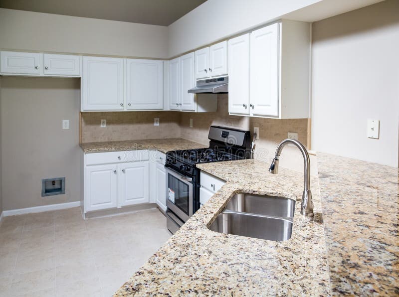 Νέα κουζίνα με Countertop γρανίτη και το νεροχύτη ανοξείδωτου στοκ φωτογραφίες Νέα κουζίνα με Countertop γρανίτη και το νεροχύτη ανοξείδωτου στοκ φωτογραφίες