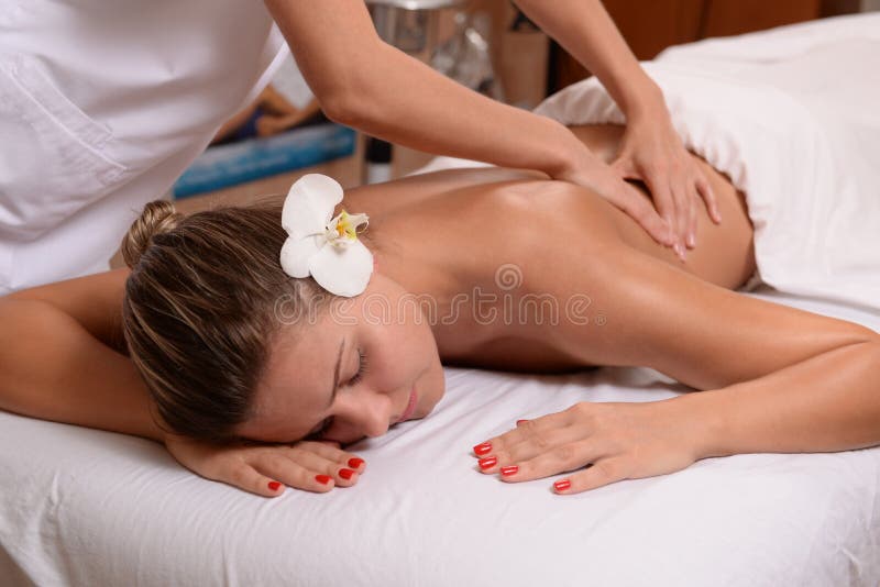 Νεαρή κοπέλα που κάνει μασάζ στην πλάτη στοκ φωτογραφίες με δικαίωμα ελεύθερης χρήσης