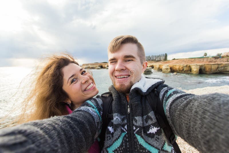 Νέα λήψη πεζοπορίας ζευγών γέλιου selfie με το έξυπνο τηλέφωνο Ευτυχείς νεαρός άνδρας και γυναίκα που παίρνουν την αυτοπροσωπογρα στοκ εικόνα με δικαίωμα ελεύθερης χρήσης Νέα λήψη πεζοπορίας ζευγών γέλιου selfie με το έξυπνο τηλέφωνο Ευτυχείς νεαρός άνδρας και γυναίκα που παίρνουν την αυτοπροσωπογρα στοκ εικόνα με δικαίωμα ελεύθερης χρήσης