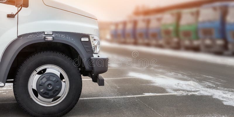 Νέα μέσα φορτηγά μεγέθους στο χώρο στάθμευσης αντιπροσώπων υπαίθρια στο χειμώνα Υπηρεσία και συντήρηση φορτηγών Παράδοση και υπηρ στοκ φωτογραφία με δικαίωμα ελεύθερης χρήσης Νέα μέσα φορτηγά μεγέθους στο χώρο στάθμευσης αντιπροσώπων υπαίθρια στο χειμώνα Υπηρεσία και συντήρηση φορτηγών Παράδοση και υπηρ στοκ φωτογραφία με δικαίωμα ελεύθερης χρήσης