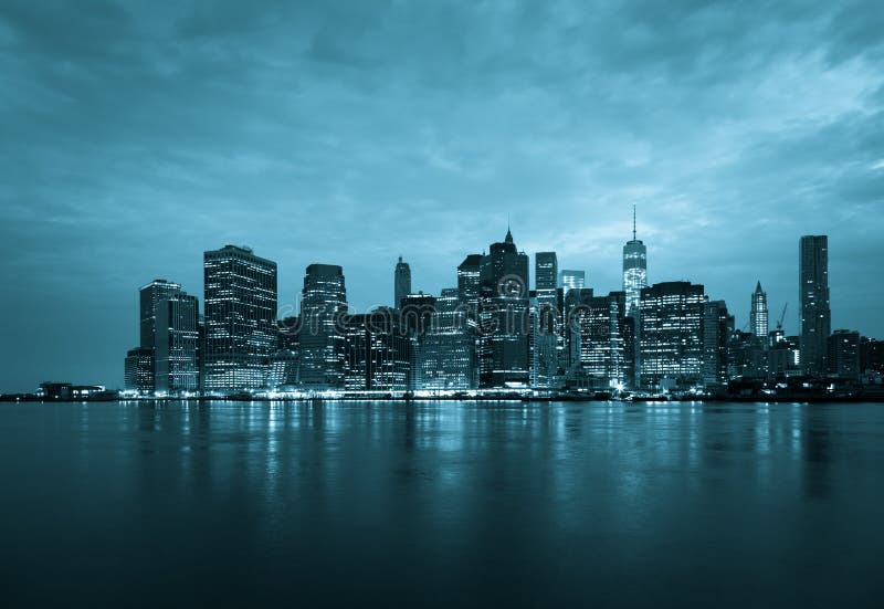 Νέα Υόρκη - πανοραμική άποψη του ορίζοντα του Μανχάταν τή νύχτα