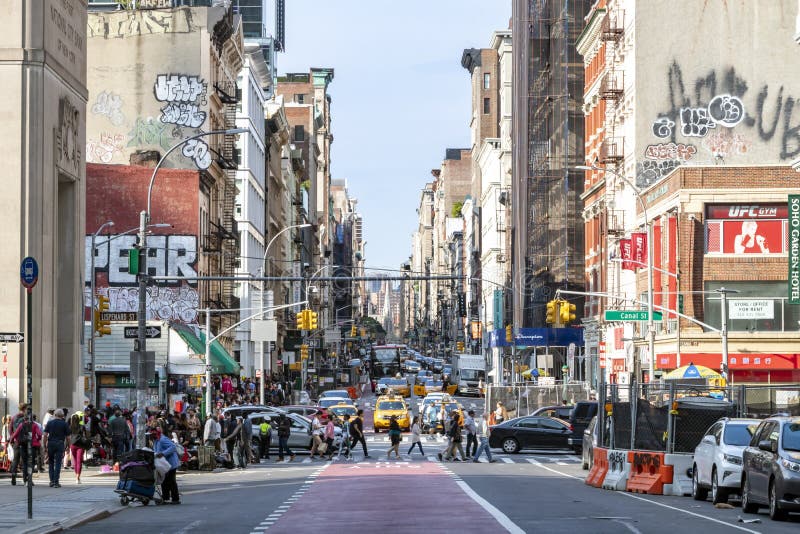 Νέα Υόρκη: Τα πεζοδρόμια της Canal Street και του Broadway είναι γεμάτα κόσμο που ψωνίζει κατά μήκος των πεζοδρομίων στοκ εικόνα με δικαίωμα ελεύθερης χρήσης Νέα Υόρκη: Τα πεζοδρόμια της Canal Street και του Broadway είναι γεμάτα κόσμο που ψωνίζει κατά μήκος των πεζοδρομίων στοκ εικόνα με δικαίωμα ελεύθερης χρήσης