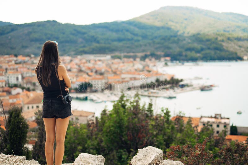 Νέα χαμογελώντας γυναίκα που ταξιδεύει και που επισκέπτεται την Ευρώπη Καλοκαίρι που περιοδεύει την Ευρώπη και το μεσογειακό πολι στοκ εικόνες Νέα χαμογελώντας γυναίκα που ταξιδεύει και που επισκέπτεται την Ευρώπη Καλοκαίρι που περιοδεύει την Ευρώπη και το μεσογειακό πολι στοκ εικόνες