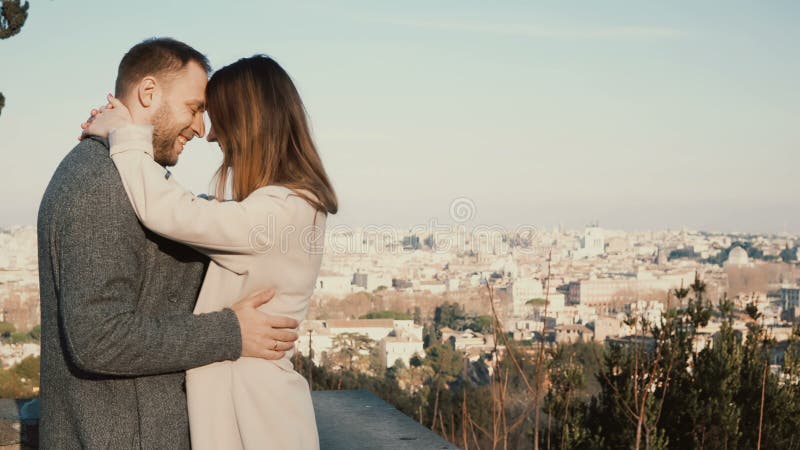 Νέα όμορφα αγκάλιασμα και φιλί ζευγών ενάντια στο πανόραμα της Ρώμης, Ιταλία Ρομαντική ημερομηνία του ευτυχών άνδρα και της γυναί στοκ εικόνες με δικαίωμα ελεύθερης χρήσης Νέα όμορφα αγκάλιασμα και φιλί ζευγών ενάντια στο πανόραμα της Ρώμης, Ιταλία Ρομαντική ημερομηνία του ευτυχών άνδρα και της γυναί στοκ εικόνες με δικαίωμα ελεύθερης χρήσης
