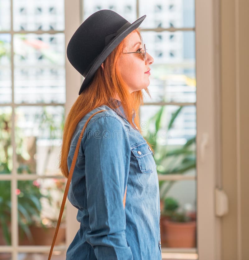 Νέα όμορφη redhead γυναίκα στο σπίτι στοκ φωτογραφία Νέα όμορφη redhead γυναίκα στο σπίτι στοκ φωτογραφία