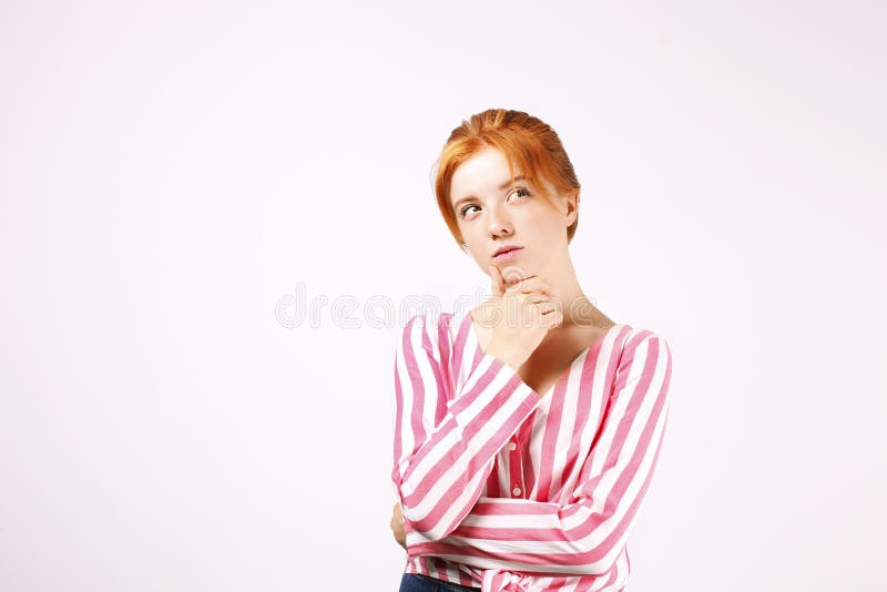 Νέα όμορφη γυναίκα, ελκυστικός φυσικός redhead, που παρουσιάζει συγκινήσεις, εκφράσεις του προσώπου, που θέτουν στο απομονωμένο υ στοκ φωτογραφία Νέα όμορφη γυναίκα, ελκυστικός φυσικός redhead, που παρουσιάζει συγκινήσεις, εκφράσεις του προσώπου, που θέτουν στο απομονωμένο υ στοκ φωτογραφία