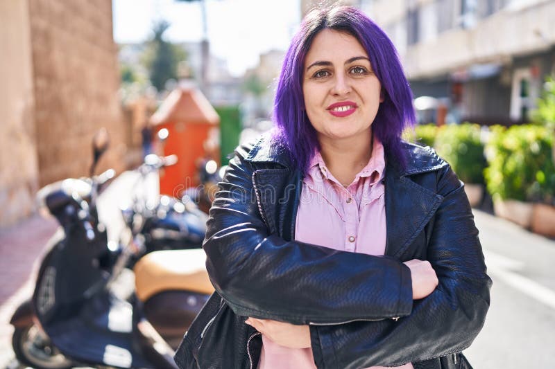 νέα όμορφη γυναίκα και μέγεθος που στέκεται με σταυρωμένα χέρια στο δρόμο στοκ εικόνες