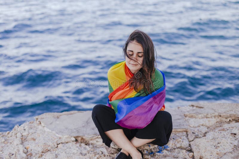 Νέα όμορφη γυναίκα που κρατά μια ομοφυλοφιλική σημαία ουράνιων τόξων υπαίθρια ΤΡΟΠΟΣ ΖΩΉΣ μια έννοια υπερηφάνειας η αγάπη είναι α στοκ εικόνες με δικαίωμα ελεύθερης χρήσης Νέα όμορφη γυναίκα που κρατά μια ομοφυλοφιλική σημαία ουράνιων τόξων υπαίθρια ΤΡΟΠΟΣ ΖΩΉΣ μια έννοια υπερηφάνειας η αγάπη είναι α στοκ εικόνες με δικαίωμα ελεύθερης χρήσης