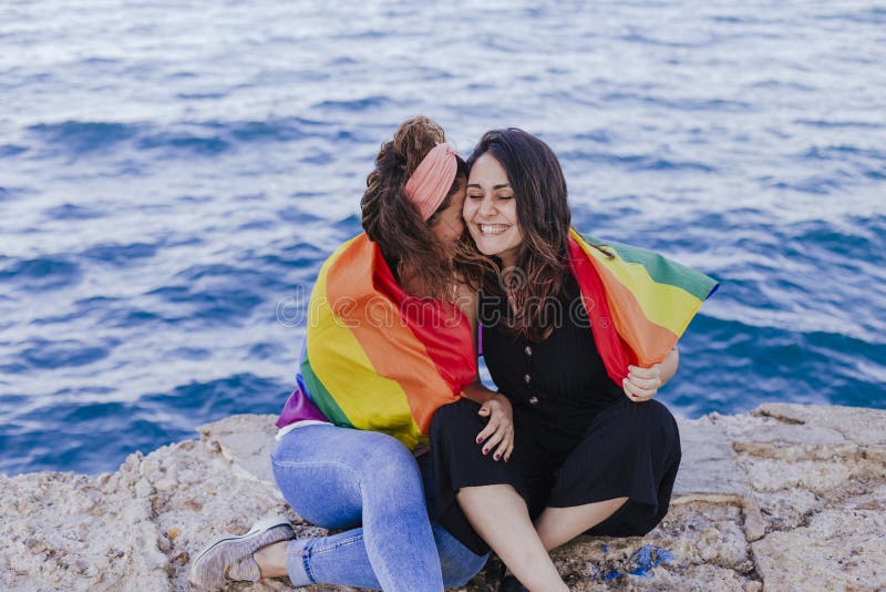 Νέα όμορφη γυναίκα που κρατά μια ομοφυλοφιλική σημαία ουράνιων τόξων υπαίθρια ΤΡΟΠΟΣ ΖΩΉΣ μια έννοια υπερηφάνειας η αγάπη είναι α στοκ φωτογραφίες Νέα όμορφη γυναίκα που κρατά μια ομοφυλοφιλική σημαία ουράνιων τόξων υπαίθρια ΤΡΟΠΟΣ ΖΩΉΣ μια έννοια υπερηφάνειας η αγάπη είναι α στοκ φωτογραφίες
