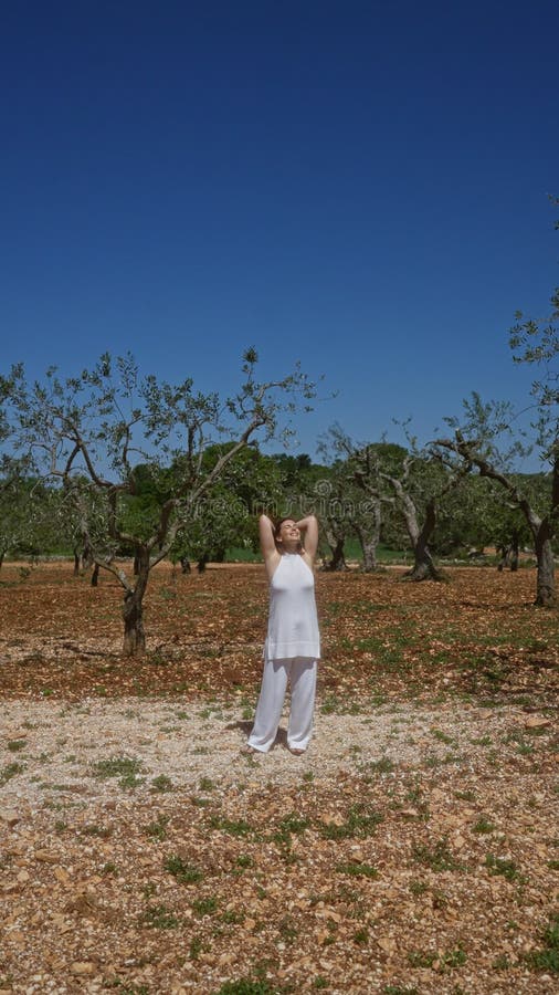 Νέα όμορφη ισπανίδα γυναίκα που απολαμβάνει ηλιόλουστη μέρα μεταξύ ελαιοδένδρων στην Puglia στοκ φωτογραφία με δικαίωμα ελεύθερης χρήσης