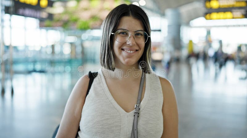 νέα όμορφη ισπανίδα γυναίκα χαμογελά στο αεροδρόμιο στοκ φωτογραφία με δικαίωμα ελεύθερης χρήσης