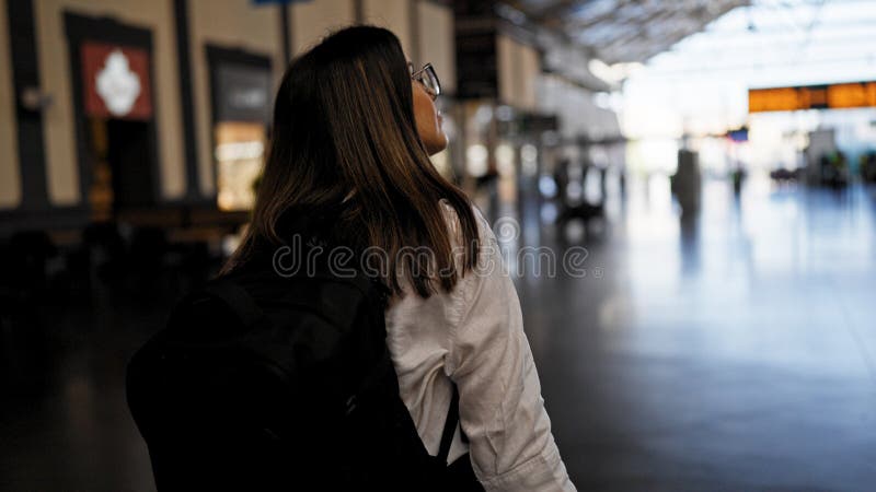 νέα όμορφη ισπανόφωνη γυναίκα πηγαίνει ταξίδι σε σταθμό τρένου στοκ εικόνες