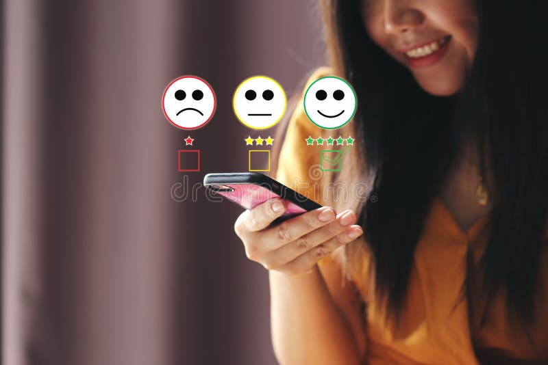 Νέο smartphone εκμετάλλευσης χεριών γυναικών και τοποθέτηση του σημαδιού ελέγχου με το δείκτη προσώπου smiley και τον πράσινο δεί στοκ φωτογραφία με δικαίωμα ελεύθερης χρήσης Νέο smartphone εκμετάλλευσης χεριών γυναικών και τοποθέτηση του σημαδιού ελέγχου με το δείκτη προσώπου smiley και τον πράσινο δεί στοκ φωτογραφία με δικαίωμα ελεύθερης χρήσης