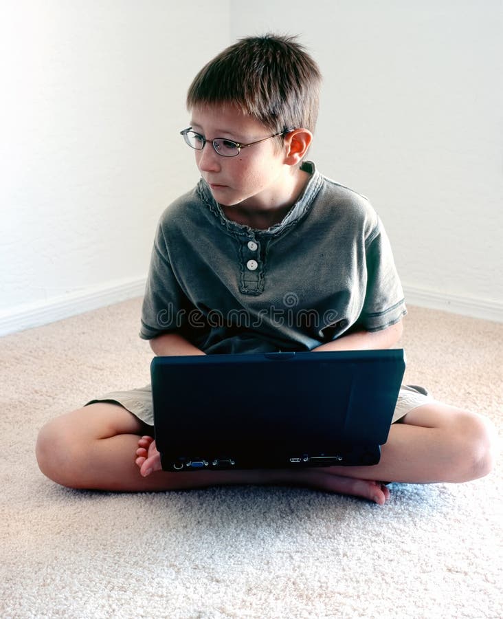 Νέο αγόρι με το φορητό προσωπικό υπολογιστή