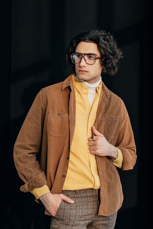Νέο αρσενικό πρότυπο μόδας eyeglasses στοκ φωτογραφίες με δικαίωμα ελεύθερης χρήσης Νέο αρσενικό πρότυπο μόδας eyeglasses στοκ φωτογραφίες με δικαίωμα ελεύθερης χρήσης