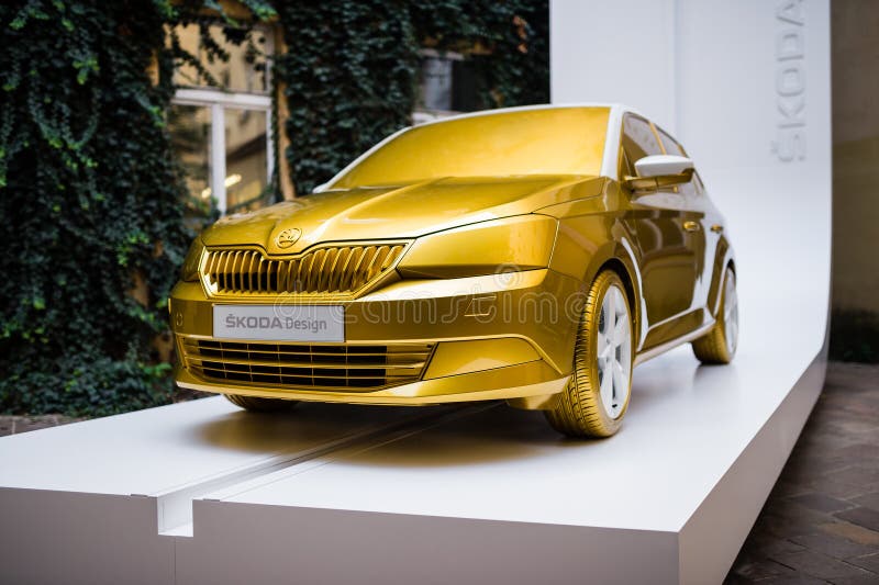 Νέο αυτοκίνητο Skoda Fabia στο χρυσό χρώμα που επιδεικνύεται στο εξωτερικό κατά τη διάρκεια του γεγονότος Desig σχεδίου στοκ φωτογραφία με δικαίωμα ελεύθερης χρήσης