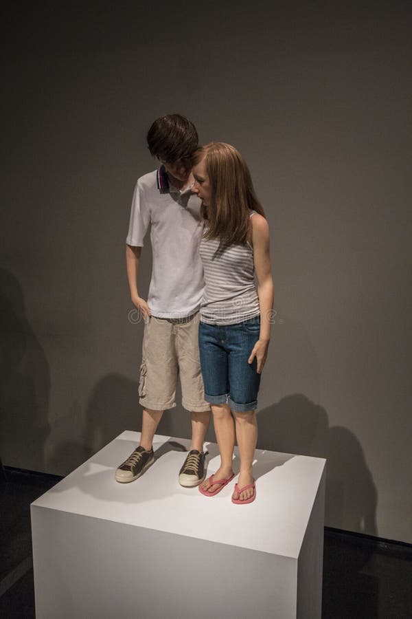 Νέο ζεύγος, 2013 - Ron Mueck στοκ εικόνες Νέο ζεύγος, 2013 - Ron Mueck στοκ εικόνες