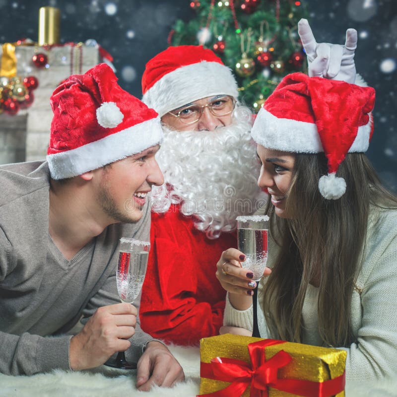 Νέο ζεύγος με Santa που γιορτάζει το νέο έτος 2017, Χριστούγεννα στοκ φωτογραφίες Νέο ζεύγος με Santa που γιορτάζει το νέο έτος 2017, Χριστούγεννα στοκ φωτογραφίες