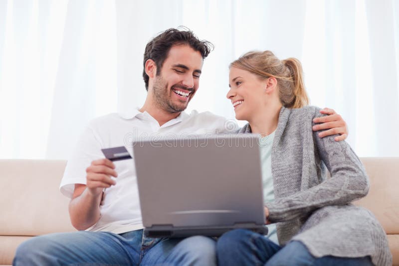 Νέο ζεύγος που ψωνίζει on-line στοκ εικόνες με δικαίωμα ελεύθερης χρήσης