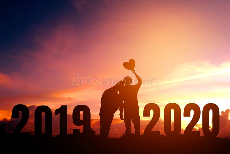 2020 νέο ζεύγος σκιαγραφιών Newyear ευτυχές για τη ρομαντική νέα έννοια έτους στοκ φωτογραφία με δικαίωμα ελεύθερης χρήσης 2020 νέο ζεύγος σκιαγραφιών Newyear ευτυχές για τη ρομαντική νέα έννοια έτους στοκ φωτογραφία με δικαίωμα ελεύθερης χρήσης