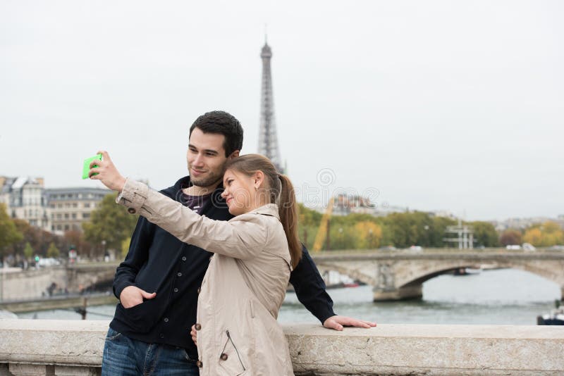 Νέο ζεύγος στο Παρίσι που κάνει selfie στοκ φωτογραφίες με δικαίωμα ελεύθερης χρήσης Νέο ζεύγος στο Παρίσι που κάνει selfie στοκ φωτογραφίες με δικαίωμα ελεύθερης χρήσης