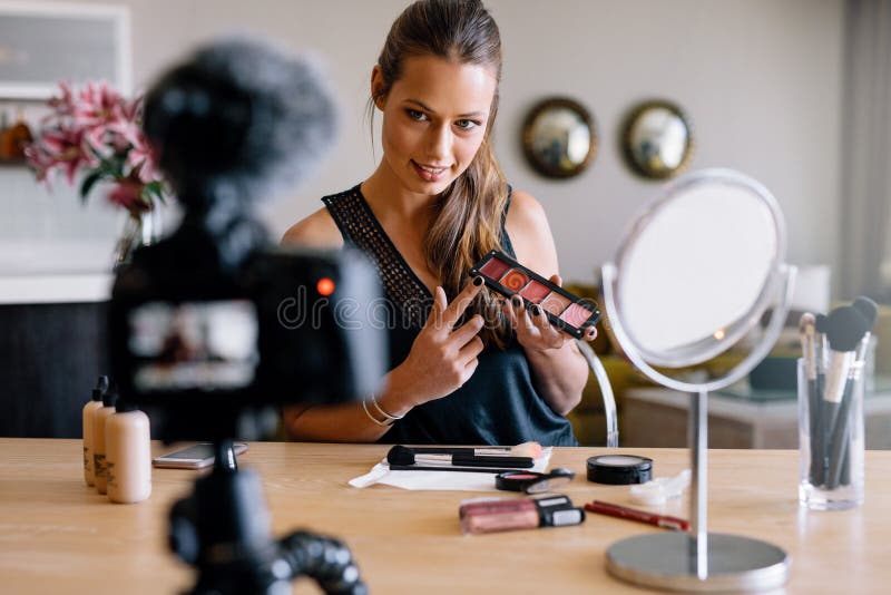 Νέο θηλυκό vlogger που καταγράφει μια ραδιοφωνική μετάδοση σύνθεσης για το vlog της στοκ φωτογραφία με δικαίωμα ελεύθερης χρήσης Νέο θηλυκό vlogger που καταγράφει μια ραδιοφωνική μετάδοση σύνθεσης για το vlog της στοκ φωτογραφία με δικαίωμα ελεύθερης χρήσης