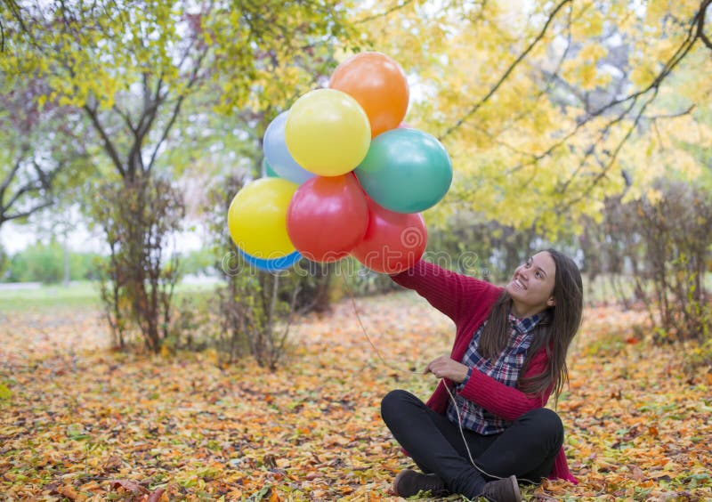 Νέο και όμορφο κορίτσι που απολαμβάνει ballons της στοκ φωτογραφία με δικαίωμα ελεύθερης χρήσης Νέο και όμορφο κορίτσι που απολαμβάνει ballons της στοκ φωτογραφία με δικαίωμα ελεύθερης χρήσης